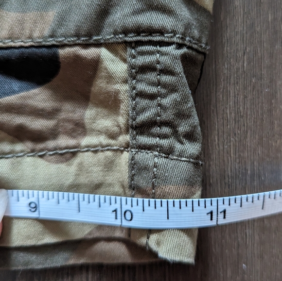 EUC Guess camo shorts - Picture 9 of 9